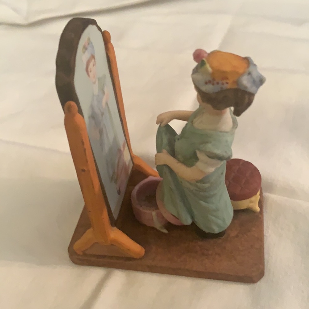 🌸 3/$15 Norman Rockwell 1985 "Almost Grown Up" Figurine - Picture 4 of 4